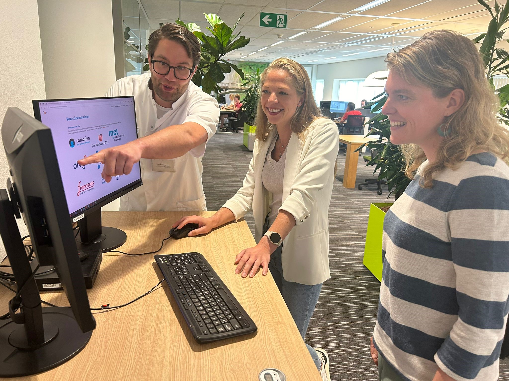 Ashley De Bie, intensivist bij het Catharina Ziekenhuis, samen met informatieanalisten Milou van Keulen (midden) en Wilma Compagner (rechts).