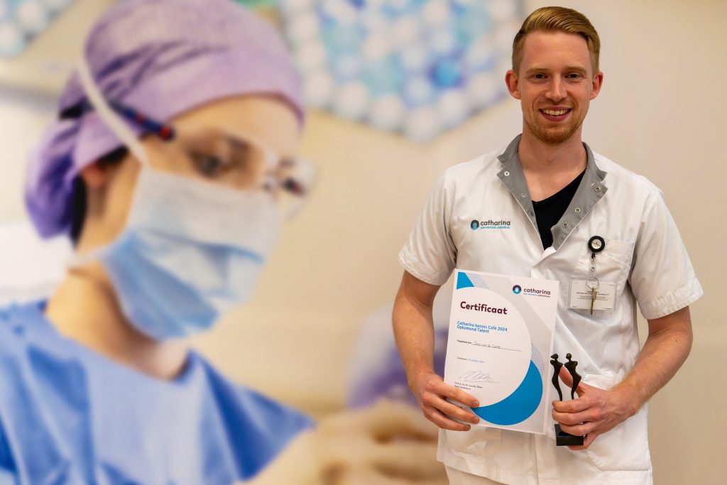 Stan van de Sande met zijn prijs van het Catharina Kennis Café. Foto: Wilco Minten
