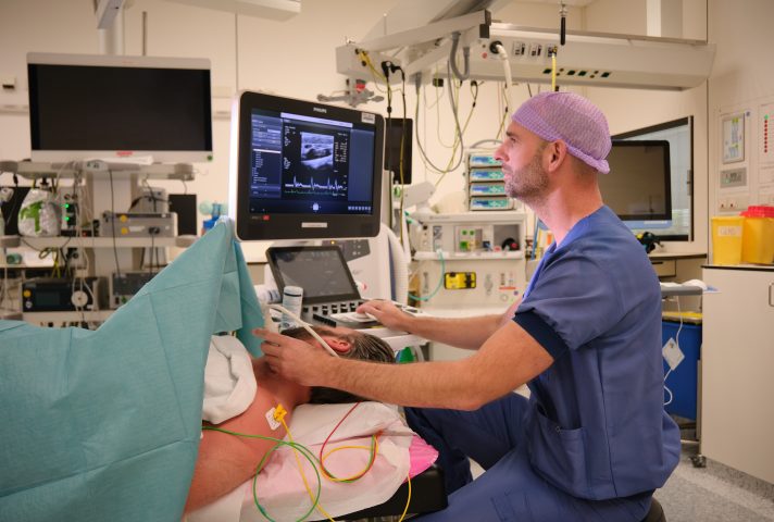 Bewaking van patiënten tijdens operaties door middel van echografie van de halsslagader