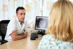 Neuroloog Bart van Nuenen in gesprek met patiënt