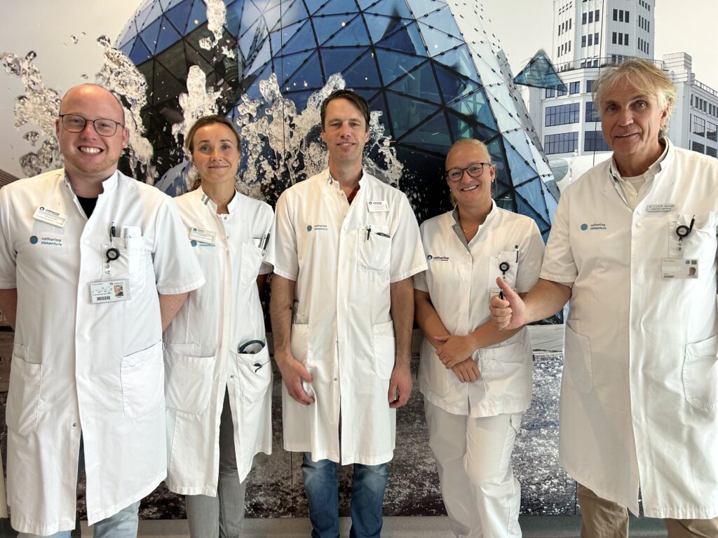 Bob van de Velde, Eveline Dowling (beiden verpleegkundig specialist in opleiding), Albert-Jan Aarnoudse, verpleegkundig specialist Stefanie Baten en Stijn Konings zijn enthousiast over de introductie van thuismonitoring voor patiënten met chronische nierschade.