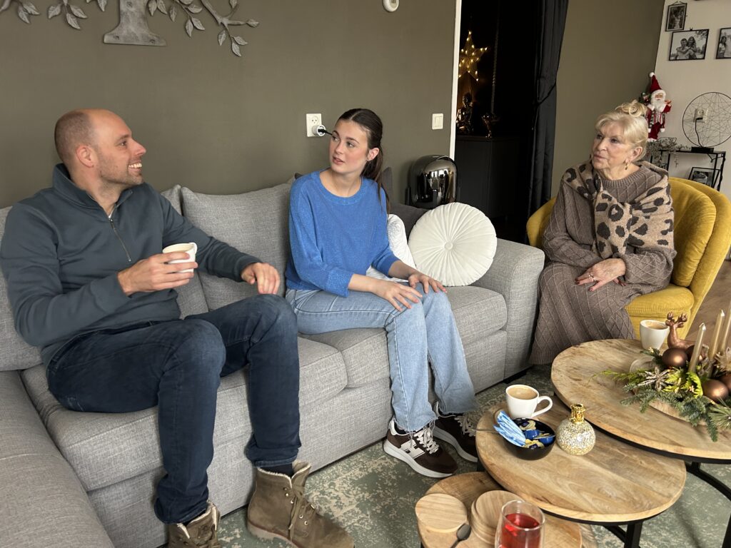 Tess van Belkum luistert aandachtig naar het gesprek tussen cardioloog Bouwmeester en zijn voormalig patiënt.
