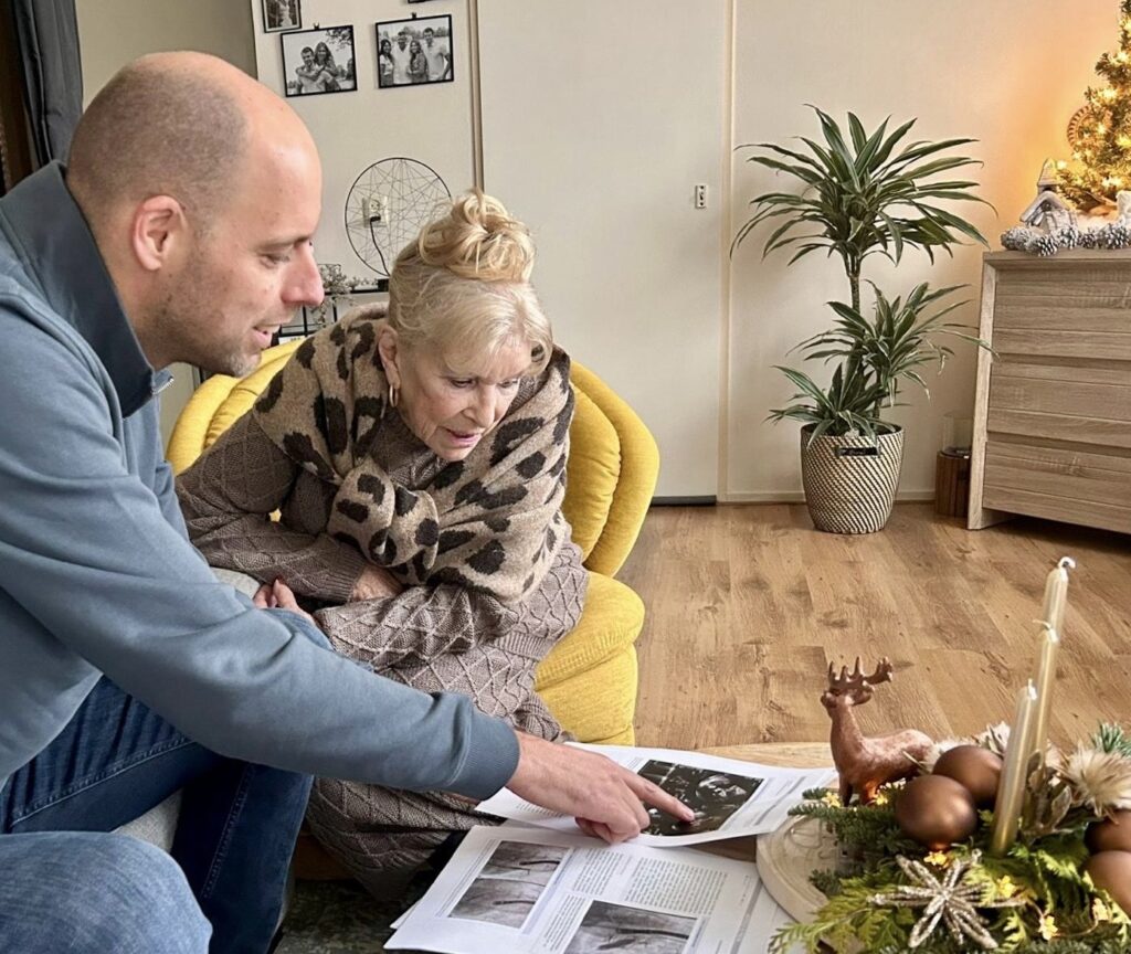 Cardioloog Sjoerd Bouwmeester laat Thea Corbeek de publicatie in JACC zien. 