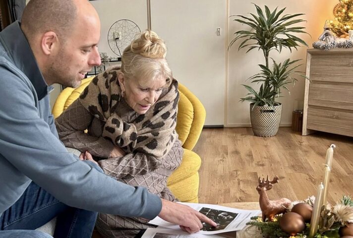 Het kerstcadeau waarop niemand durfde te hopen: Thea toch weer het stralende middelpunt, als overgrootoma