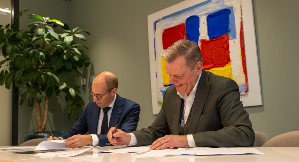 Ivo Pans van Medtronic (links) en Nardo van der Meer ondertekenen de voortzetting van de samenwerking. Foto: Medtronic