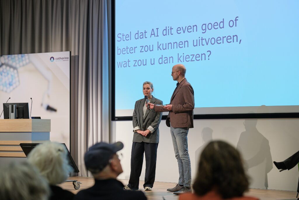 Geert Piek en Olga van Lierop. Publiekslezing Wereldkankerdag voor lezers van het Eindhovens Dagblad, 4 februari 2026. Foto: Jarno Verhoef/Catharina Ziekenhuis