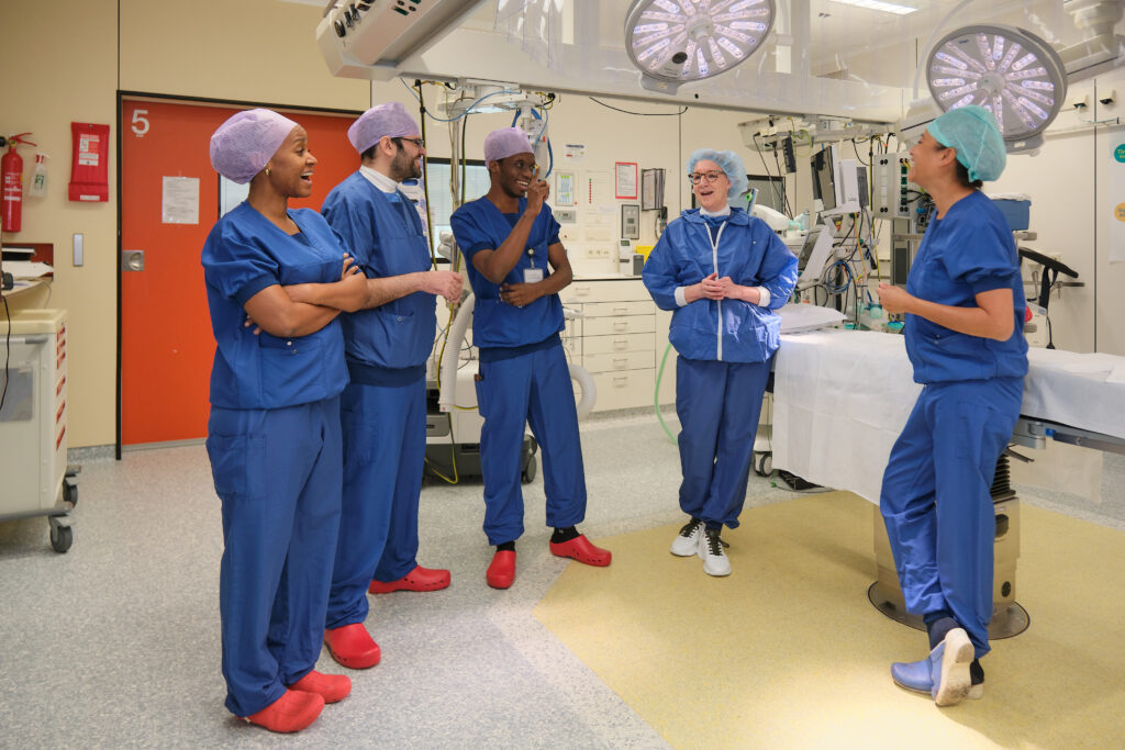 Gissela Nyakunga, Abid Sadiq, Alex Lwiza, Miranda Savelkouls en Ka Yan Lam in gesprek met elkaar. Foto: Jarno Verhoef/Catharina Ziekenhuis
