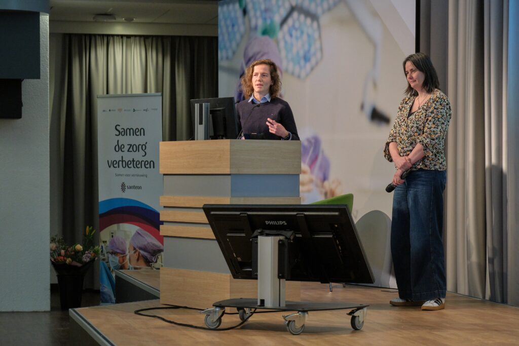 Wendy Leurs en Marjolein Groeneveld tijdens Wetenschapsavond. Foto: Jarno Verhoef/Catharina Ziekenhuis