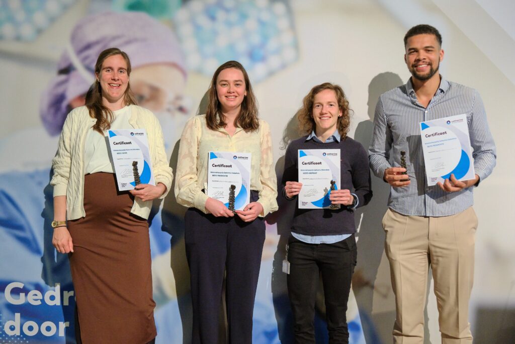 Fabienne Vervaat, Lenah Kampmeijer, Wendy Leurs en Ephrahim Jerry (van links naar rechts) poseren trots met hun prijs. Foto: Jarno Verhoef/Catharina Ziekenhuis