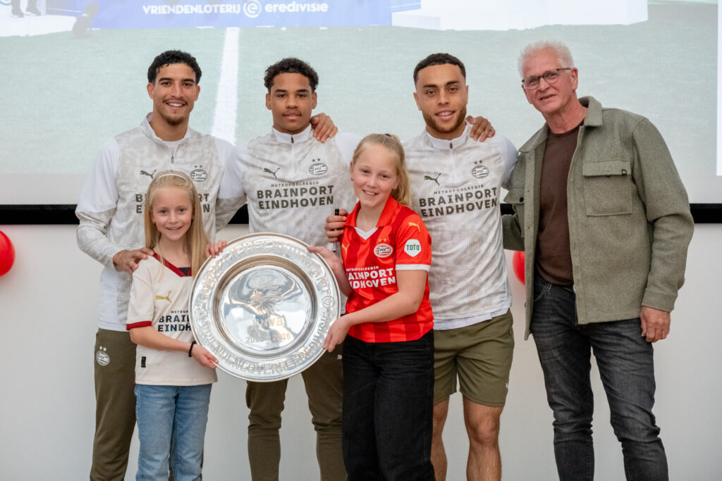 Ise, Fenne, opa Jan (van links naar rechts) samen met Couhaib Driouech, Noah Fernandez en Sergiño Dest. Foto: Bas Smits/Catharina Ziekenhuis
