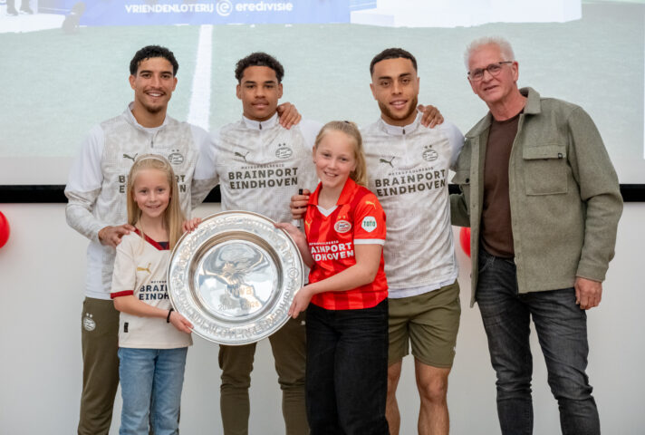 Ontmoeting met PSV-spelers is voor kinderen speciaal, maar mét de schaal nog een beetje meer