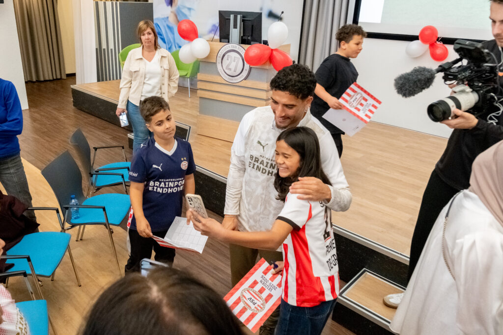 Couhaib Driouech nam, net als zijn teamgenoten, uitgebreid de tijd om met de kinderen op de foto te gaan. Foto: Bas Smits/Catharina Ziekenhuis