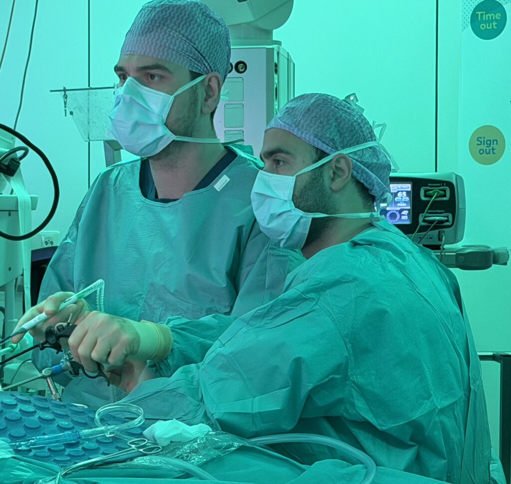 Ferdi Akca tijdens een EndoCAB-operatie, geflankeerd door Musa Nader, ANIOS cardiothoracale chirurgie.