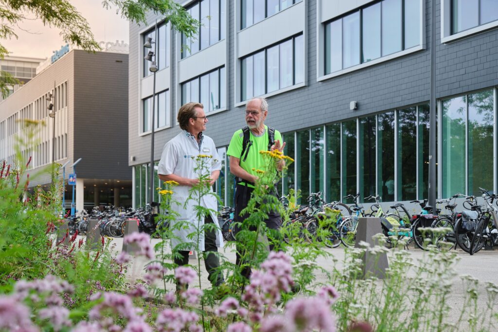 Adri Platje (rechts) in gesprek met Pim Tonino. Foto: Jarno Verhoef/Catharina Ziekenhuis