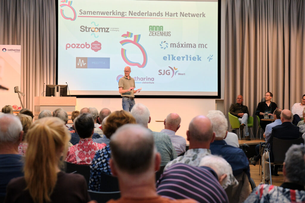 Presentator Geert Piek vertelt wat het publiek deze middag kan verwachten.