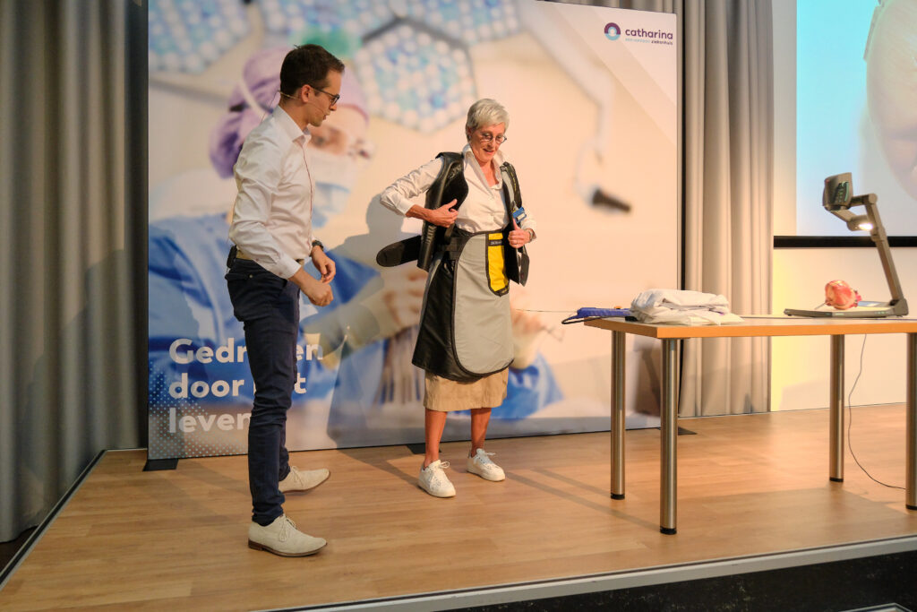Maarten van den Broek liet een toeschouwer voelen hoe zwaar het is om een loodschort aan te hebben. Die heeft hij de hele dag aan wanneer hij behandelingen uitvoert.
