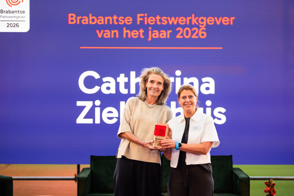 Esther van Garderen, directeur van de Fietsersbond (links), met Simone Mutsaers van het Catharina Ziekenhuis. Foto: Lots of Lieke