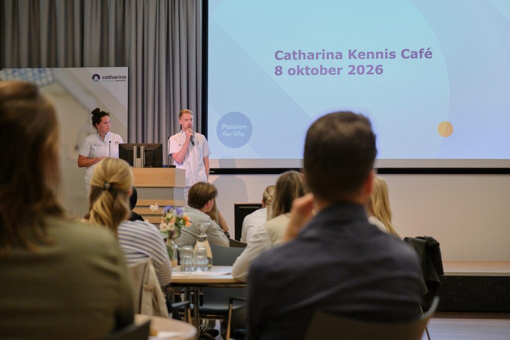 Charelle van Kessel en Stan van de Sande openden het Catharina Kennis Café 2026. Foto: Jarno Verhoef/Catharina Ziekenhuis 