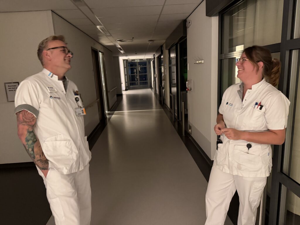 Mark Coppens wordt bijgepraat door zijn collega Jitske. Zij zorgde in de late middag en avond voor de patiënten die ze nu overdraagt aan hem. Foto's: Geert Piek/Catharina Ziekenhuis