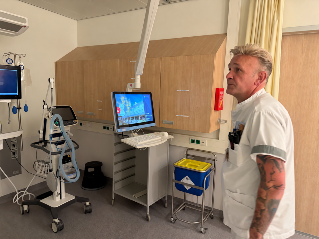 Mark laat de spoedkamer zien.