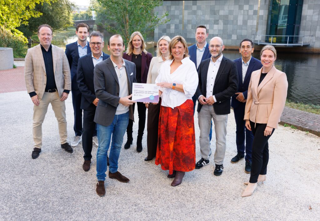 Wethouder Stijn Steenbakkers overhandigt cheque aan VGZ voor haalbaarheidsstudie. Foto: Bram Saeys