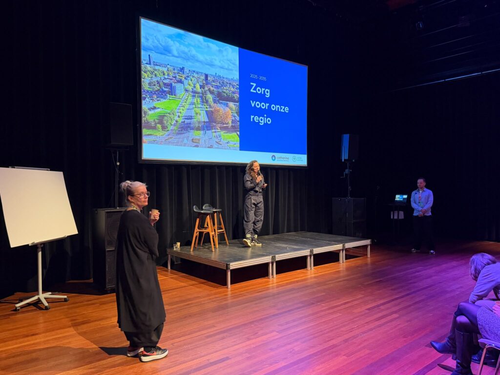 Eva Deckers, manager Strategie, Transformatie & Wetenschap opent de workshop. Links Claudia Lieshout, rechts Tom van Veen.